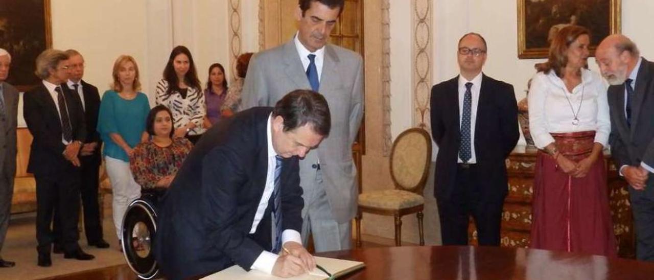 Primer y último encuentro, en 2014  |  La primera y última reunión institucional entre Caballero y Moreira fue en Oporto en julio de 2014. Ambos regidores acordaron establecer acciones conjuntas para captar público &quot;mutuo&quot; en el mercado latino y brasileño. Moreira se comprometió a realizar una visita institucional a Vigo, pero no se produjo. Sin embargo sí se reunió en 2015 en A Coruña con el ex alcalde Carlos Negreira, con el que pactó favorecer el intercambio de turistas y presumieron de la complementariedad de Alvedro y Sá Carneiro.