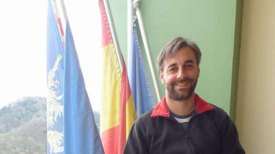 Gerardo Fabián, en el balcón del Ayuntamiento de Cabranes.