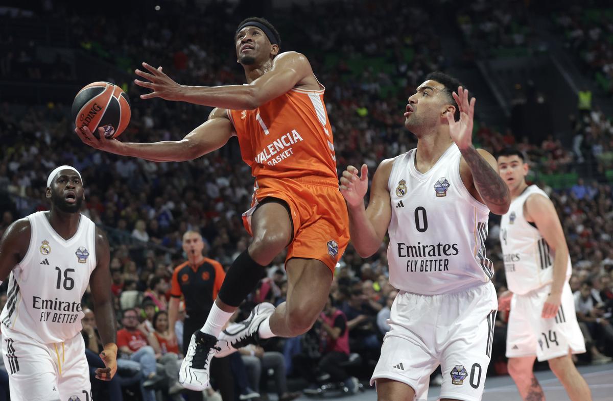 Kameron Taylor, el más incisivo de los taronja en los primeros minutos.