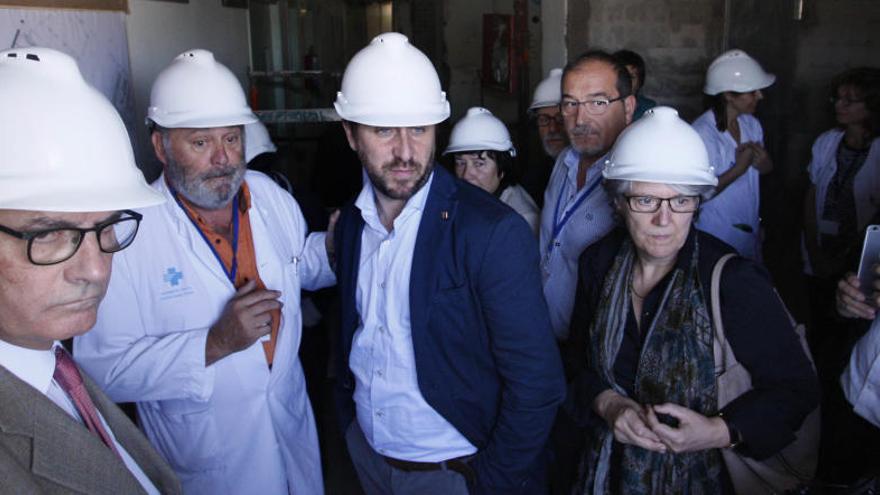 El conseller de Salut, Toni Comín, visitant ahir les obres de l&#039;UCI Pediàtrica i Neonatal del Trueta.