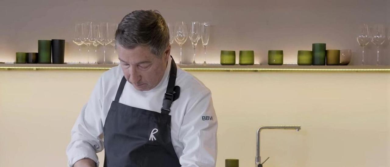 Joan Roca, cortando el membrillo para elaborar la salsa para su secreto de cerdo ibérico. |