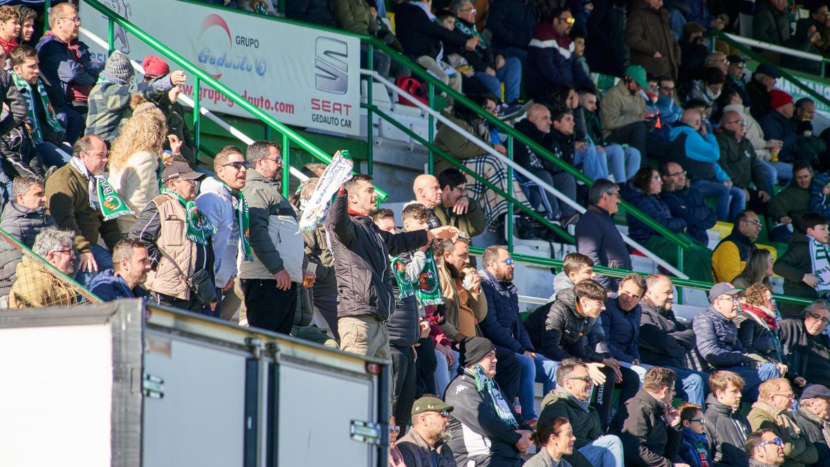 Aficionados del Cacereño en el partido ante el Alcorcón B.