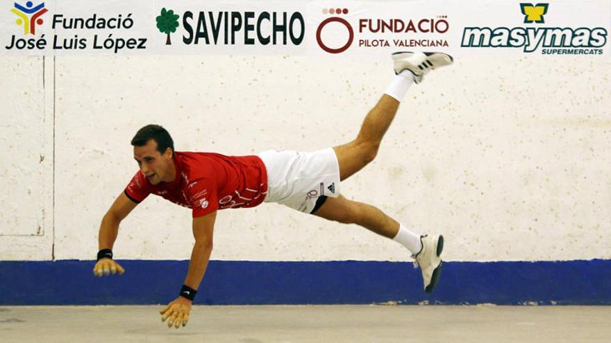 Moltó resta de manera acrobàtica en un moment de la partida disputada ahir al trinquet de Guadassuar.