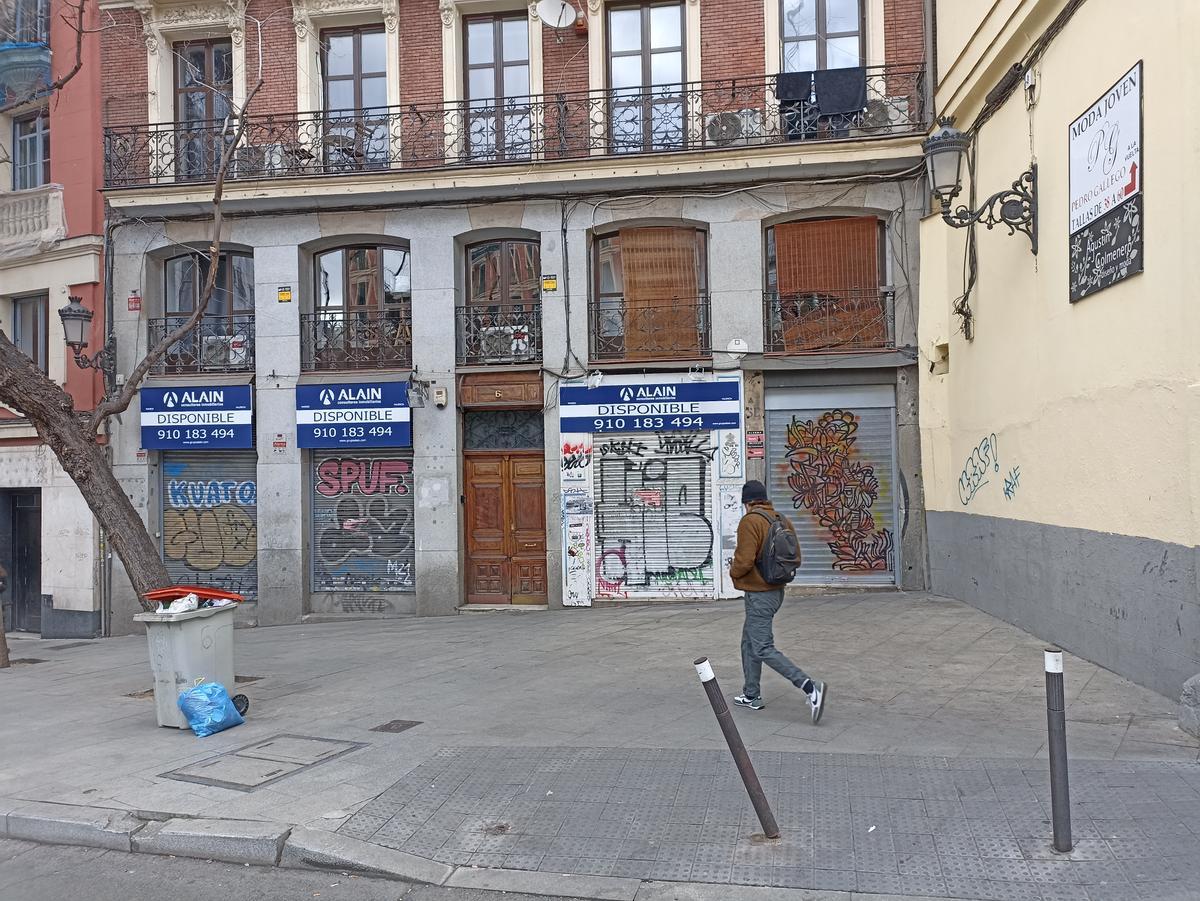 Tiendas de mayoristas cerradas en la calle Concepción Jerónima. 