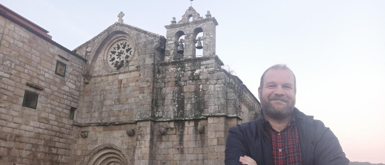 El investigador Víctor Rodríguez Muñiz, en el monasterio de Ramirás, su localidad natal.