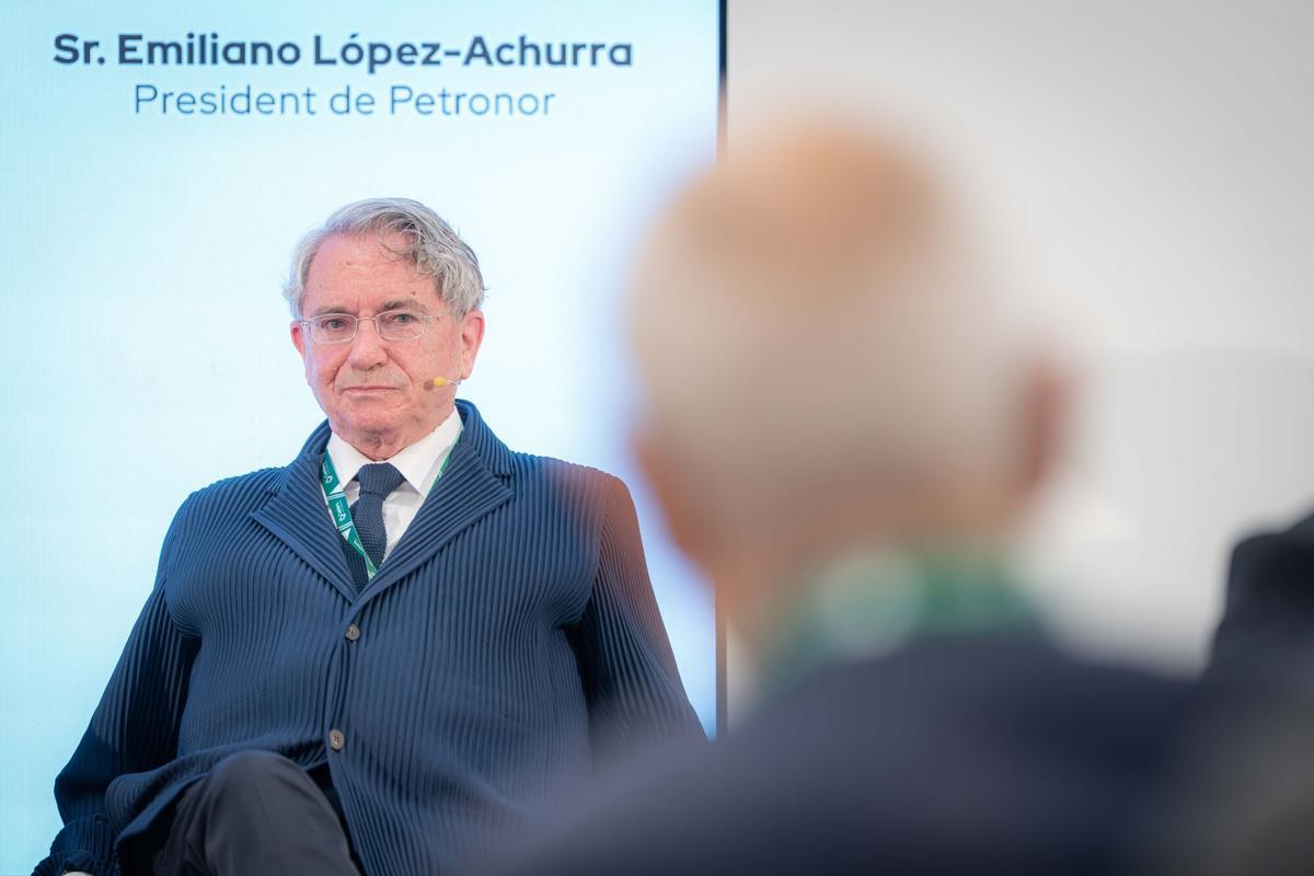 Mesa redonda empresarial sobre industria, energía y tecnología con la participación de Xavier Pujol, de Ficosa; José Vicente de los Mozos, de Indra, y Emiliano López-Achurra, de Petronor.