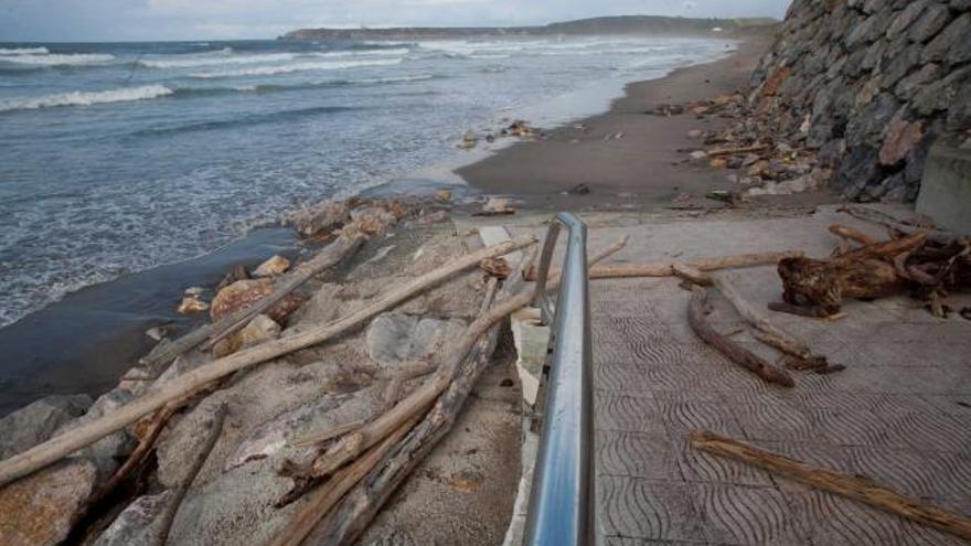 Arriba, los troncos que la mar depositó en el paseo marítimo de Salinas. A la izquierda, la escollera totalmente al descubierto en el acceso a la playa más próximo a El Espartal.