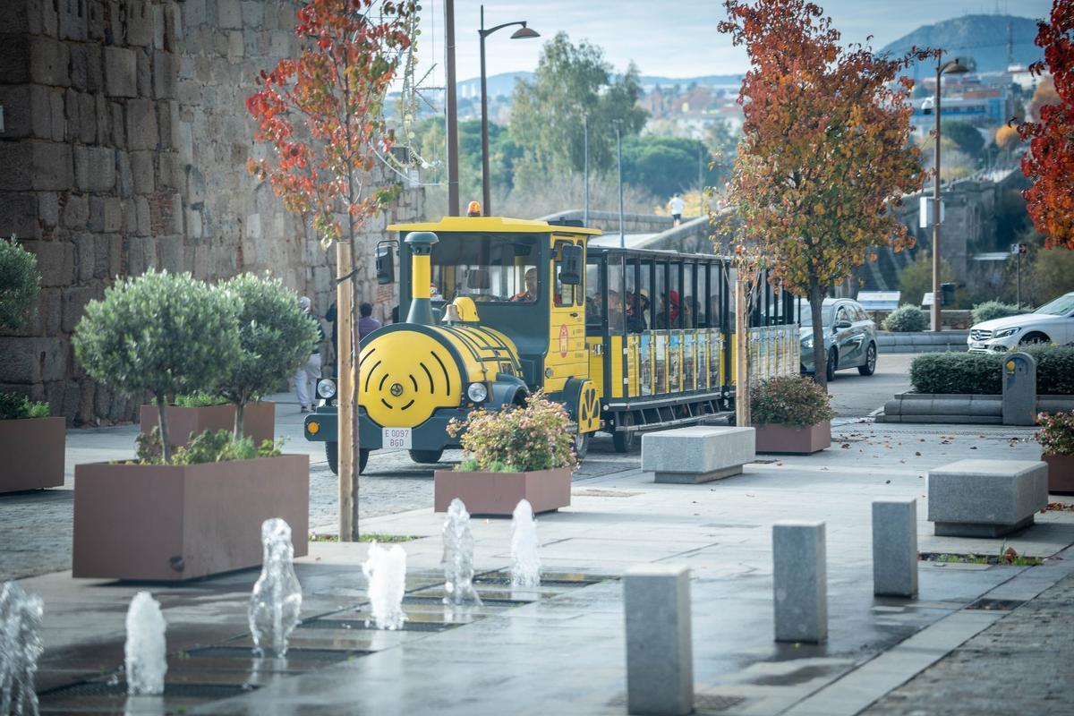 Turistas visitando los monumentos extremeños.
