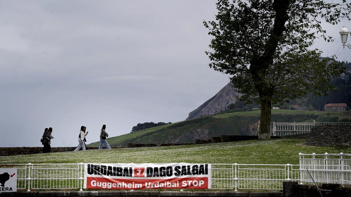 Una pancarta contra la ampliación del Guggenheim a la Reserva de la Biosfera de Urdaibai preside el puerto de Mundaka, en Bizkaia.