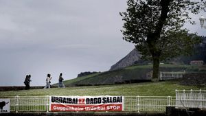 Una pancarta contra la ampliación del Guggenheim a la Reserva de la Biosfera de Urdaibai preside el puerto de Mundaka, en Bizkaia.