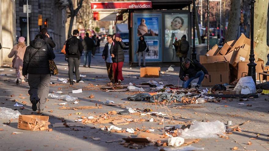 Efectos del temporal de viento en el paseo de Gràcia y plaza de Catalunya
