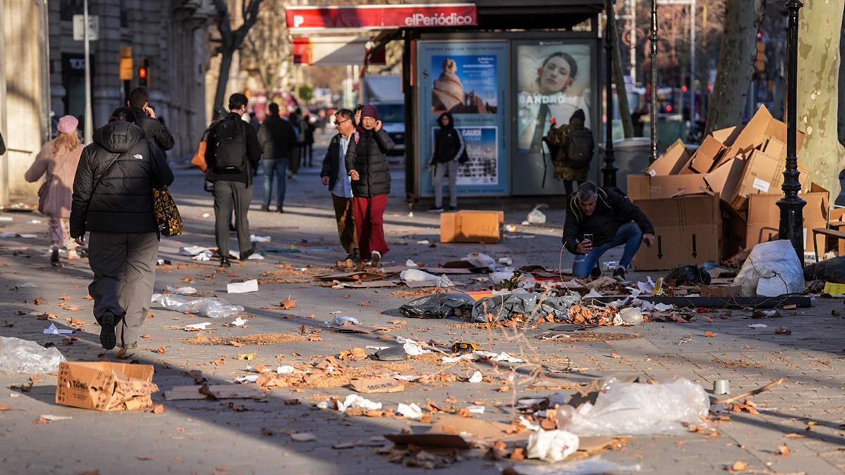 Efectos del temporal de viento en el paseo de Gràcia y plaza de Catalunya