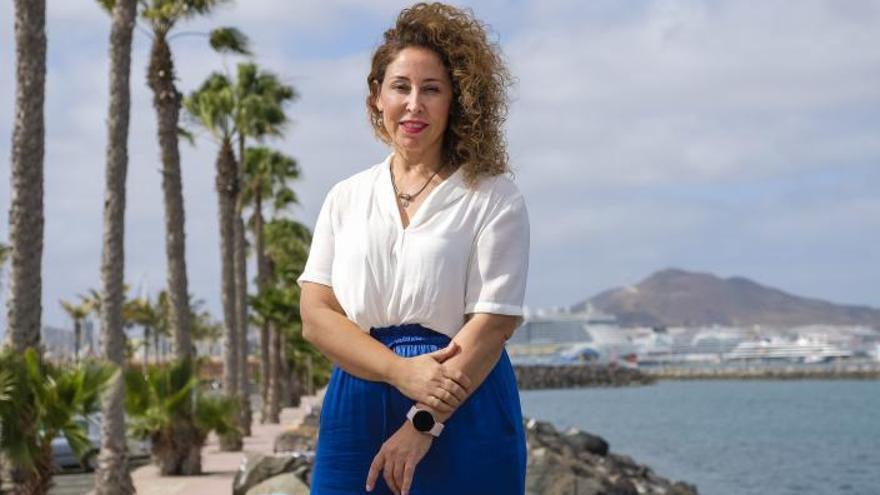 Sofía Hernández, jefa del Centro de Coordinación de Salvamento Marítimo en Las Palmas, en el Muelle Deportivo. | | ANDRÉS CRUZ