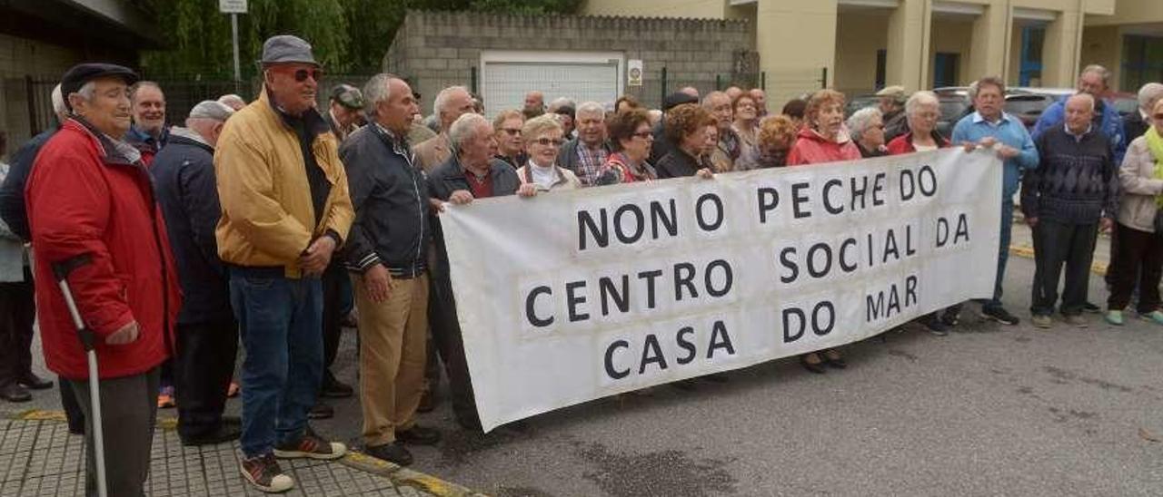 Los pensionistas intentaron sin éxito permanecer en el local de la Casa del Mar. // Noé Parga