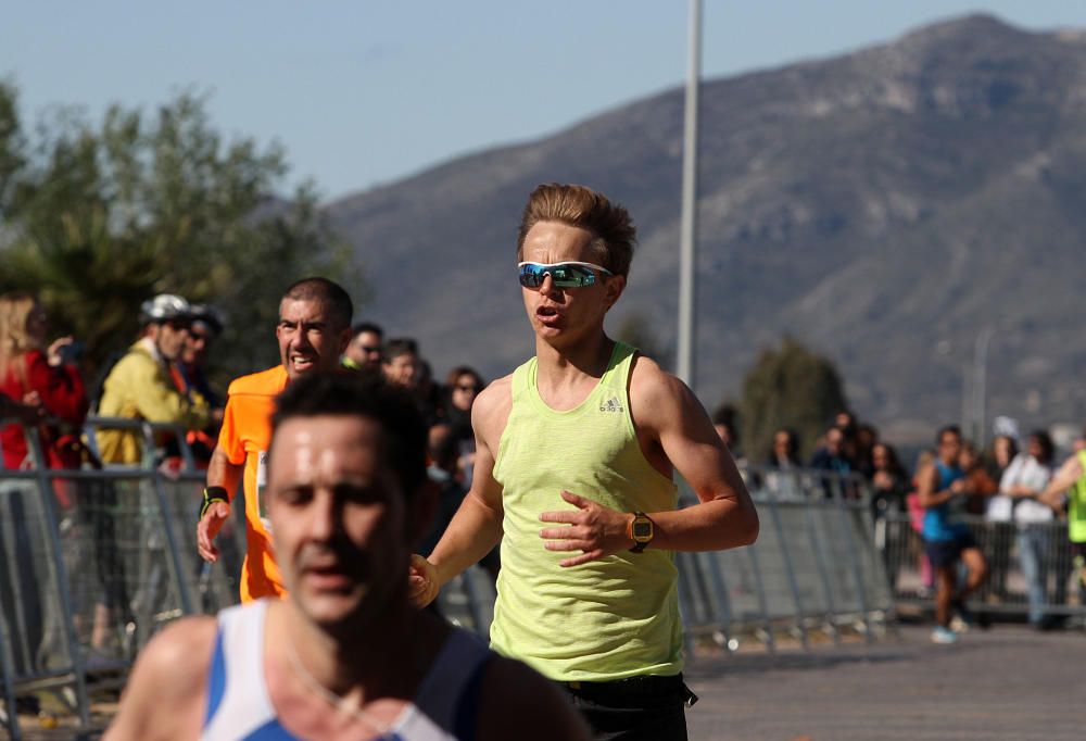 El Mouaziz, del Club Nerja de Atletismo ha vuelto a imponerse en la prueba, que ha alcanzado una participación récord con 7.500 corredores