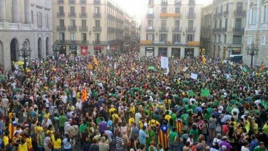 Centenares de personas apoyan en Barcelona la huelga.