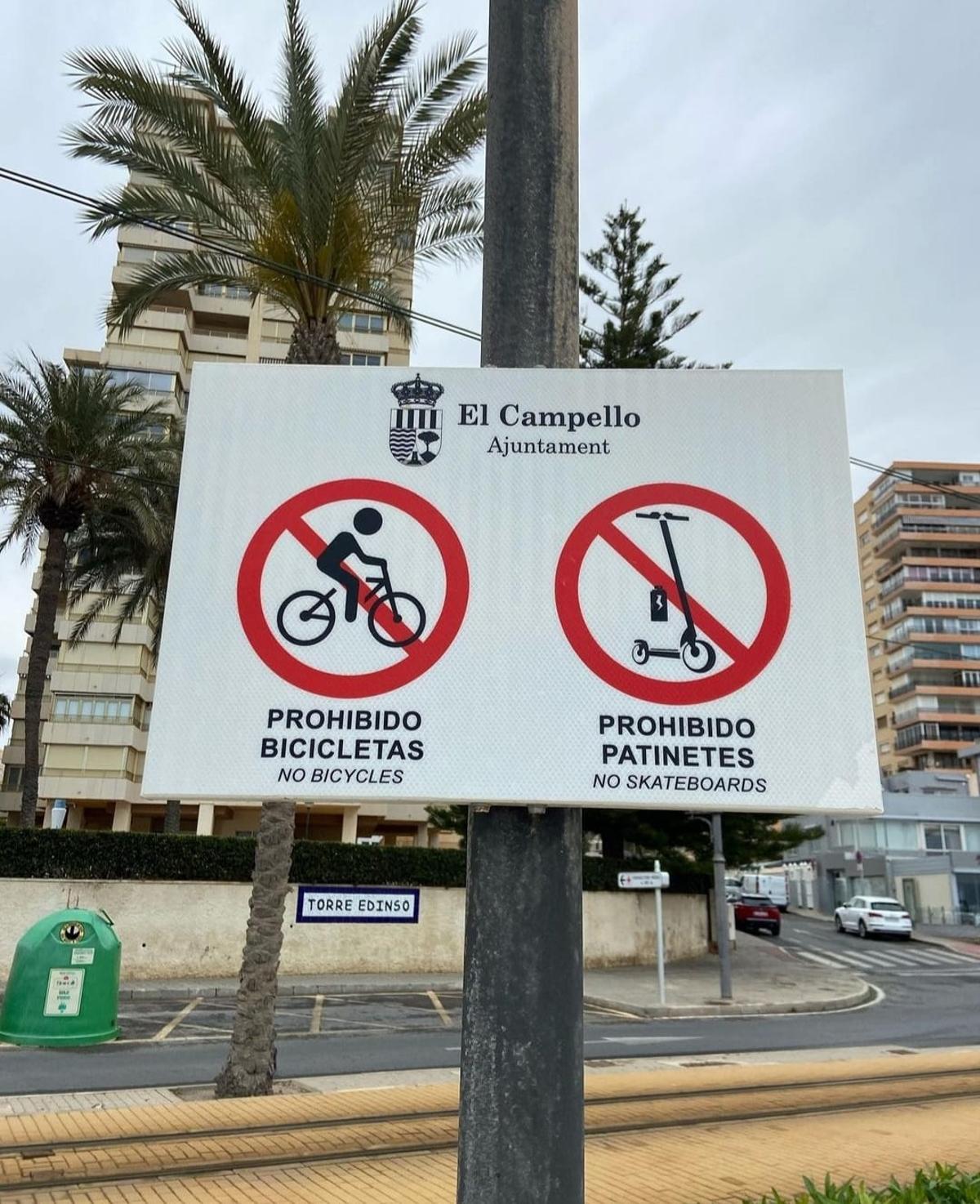 Las señales del Ayuntamiento de El Campello prohibiendo el paso de bicis y patines.