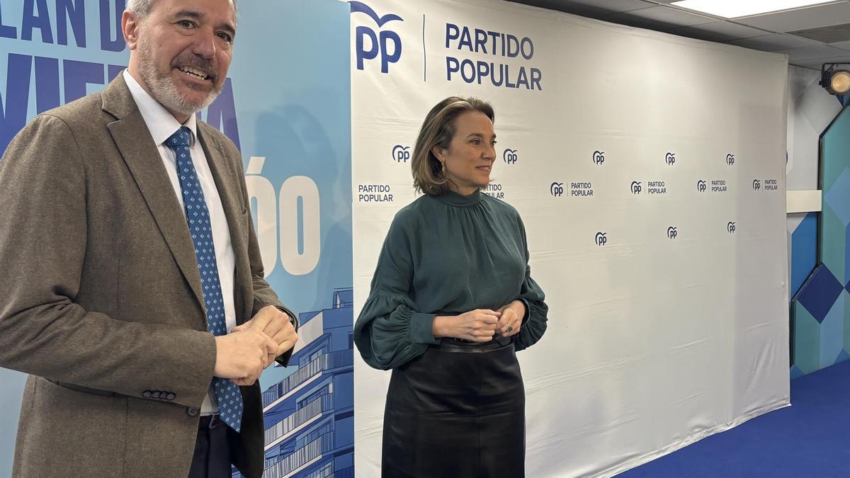 El presidente del Gobierno de Aragón, Jorge Azcón, y la secretaria general del PP, Cuca Gamarra.