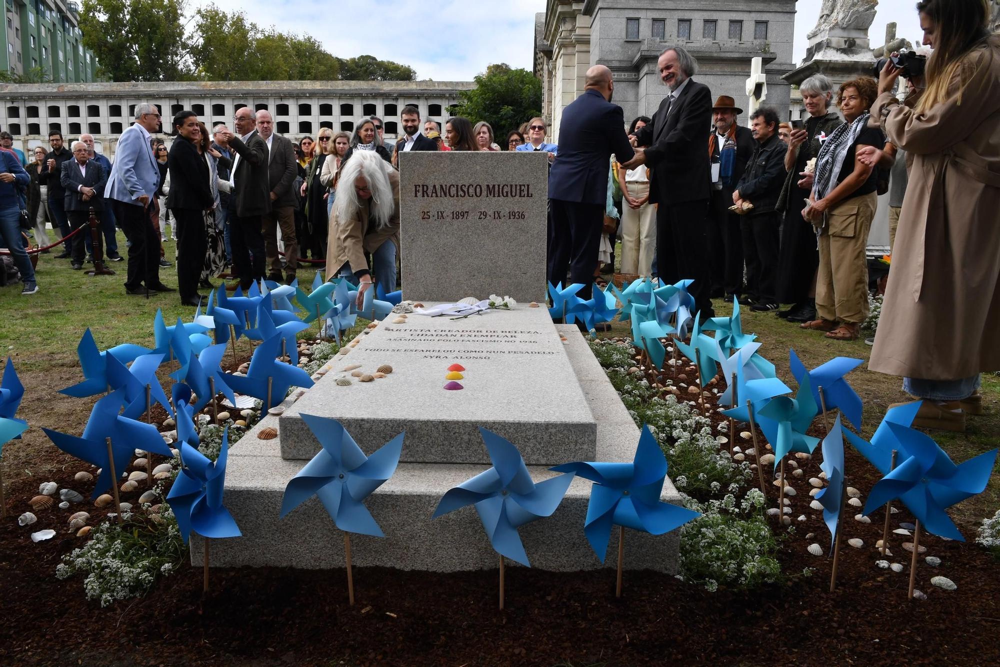 Recepción e enterro dos restos do pintor Francisco Miguel