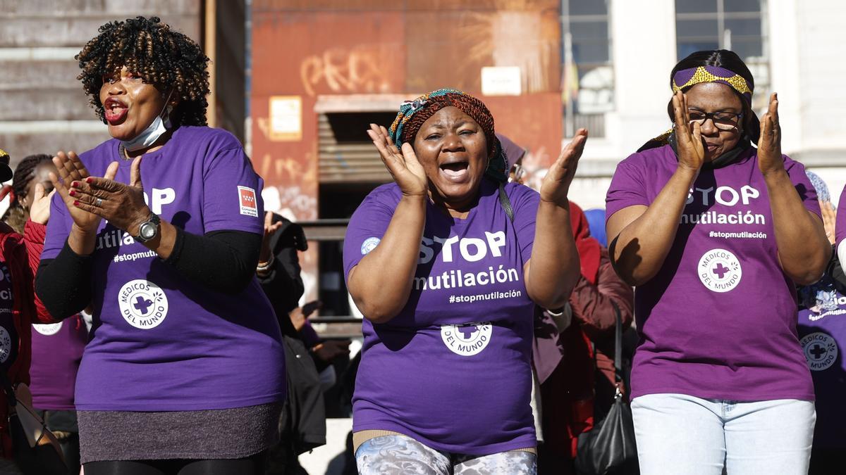 Mujeres activistas de Médicos del Mundo realizan un acto en la plaza del Museo Reina Sofía para desmontar los mitos y falsas creencias que contribuyen a perpetuar la mutilación genital femenina.