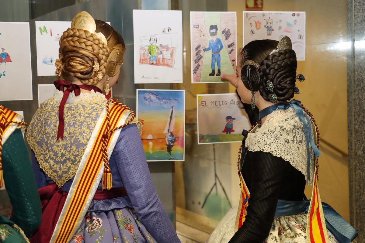 La fallera mayor infantil de Torrent selecciona los ganadores del concurso.