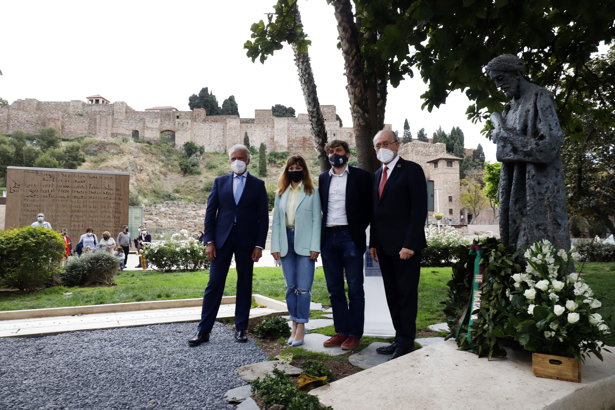 Ofrenda floral al monumento de Ibn Gabirol en Málaga