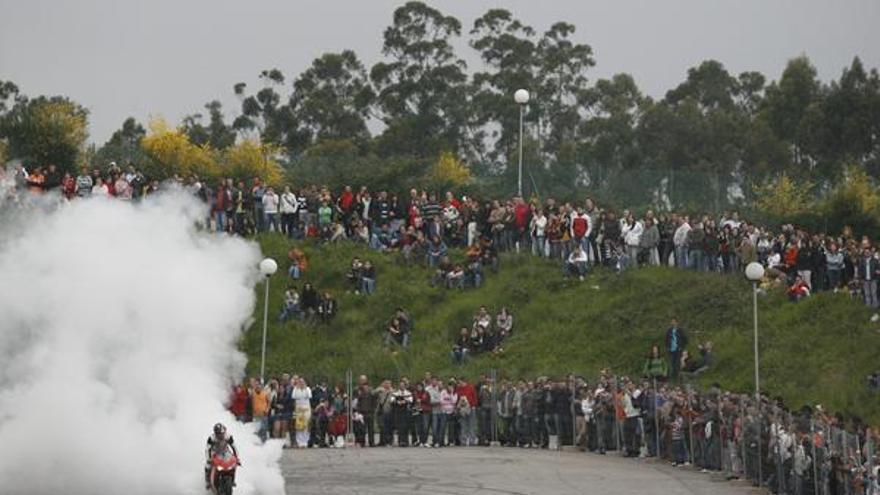 Emilio Zamora conduce su Ducati ante la mirada atenta del público congregado ayer en el exterior del recinto ferial.