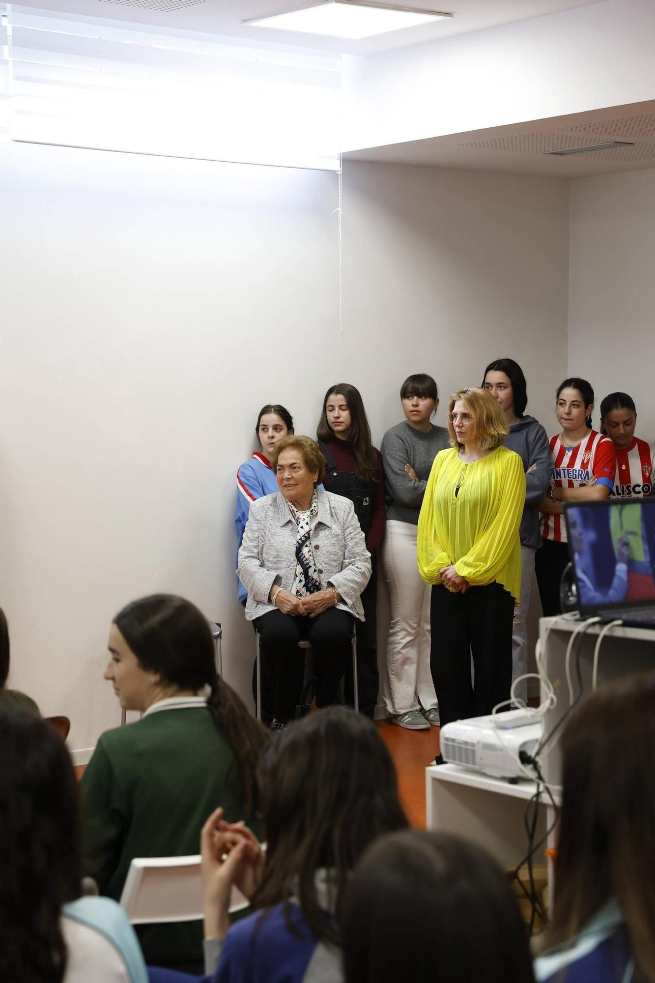 El homenaje en La Corolla a la primera conductora de ambulancias en Asturias, en imágenes
