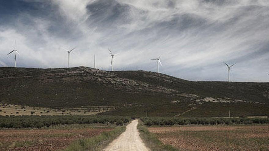 Molinos eólicos cerca del embalse de Puerto de Vallehermoso