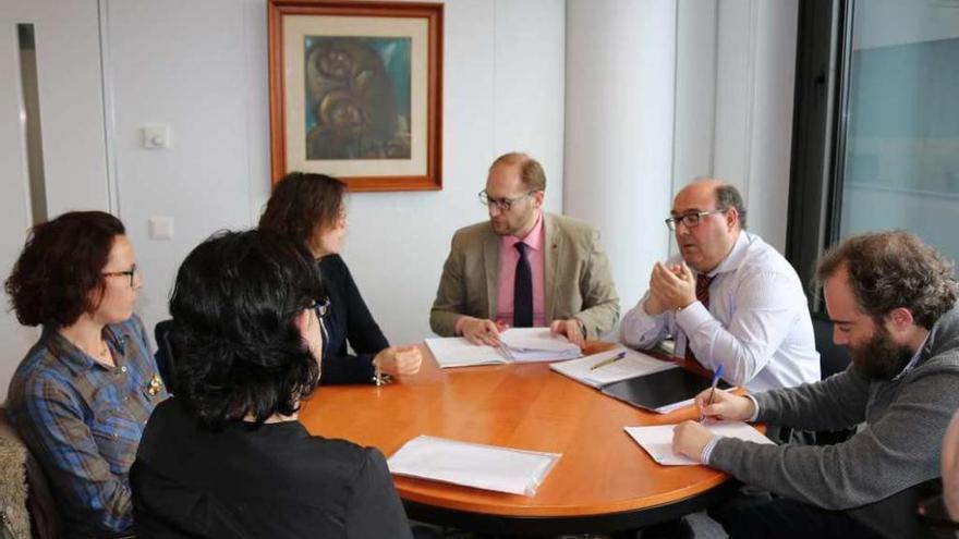 Las representantes de la Anpa, ayer, en la reunión en la delegación de Educación en Pontevedra.