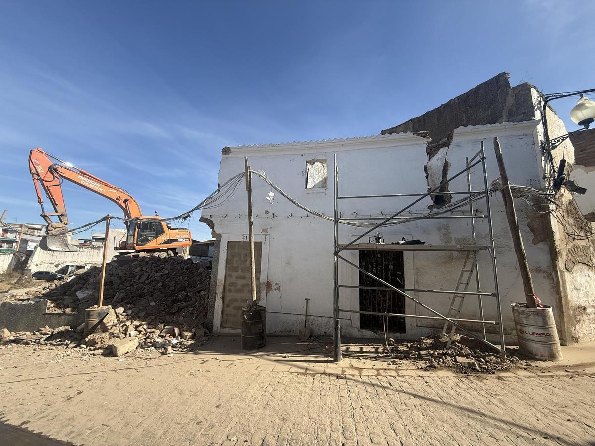 Demolición de dos casas ruinosas en la calle Holguín de Mérida para preparar futuras excavaciones romanas.