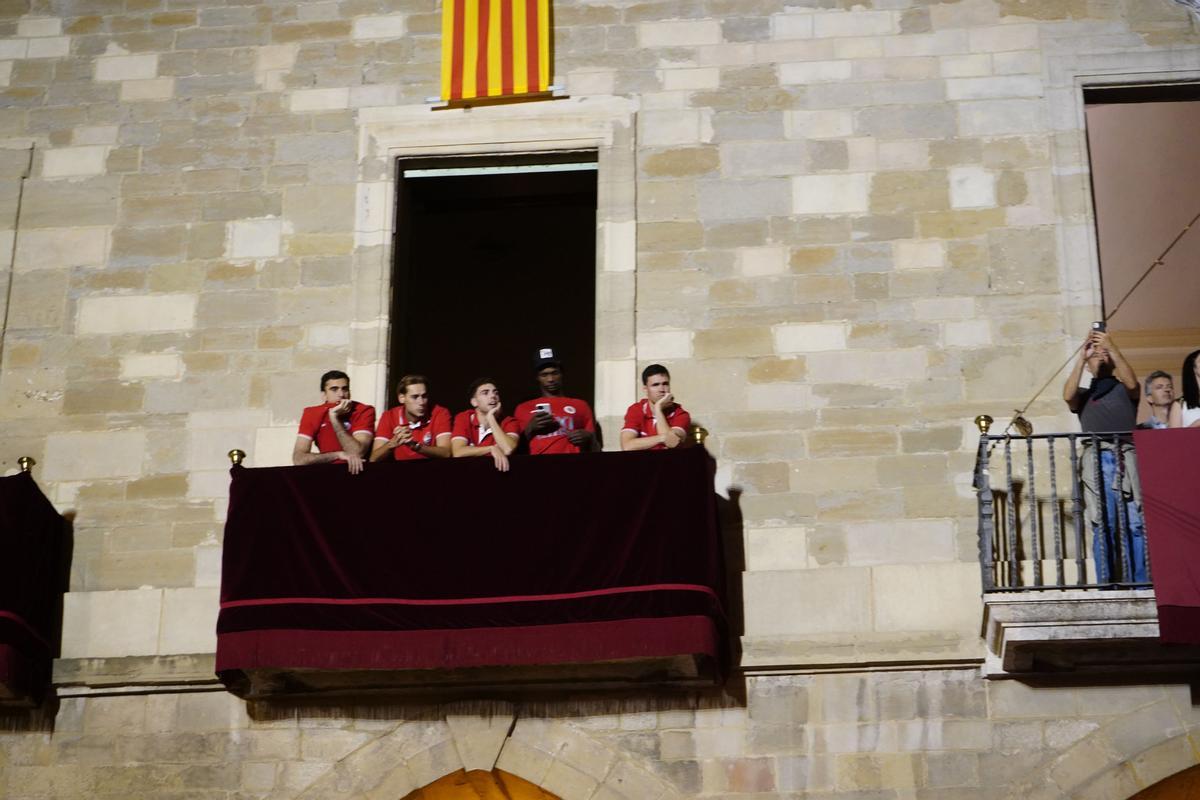 Jugadors del Baxi al balcó de la casa consistorial