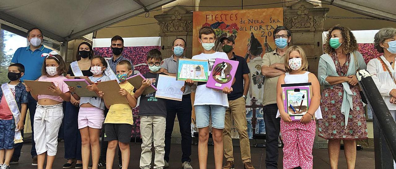 Foto de familia de la entrega de premios del concurso de dibujo infantil.