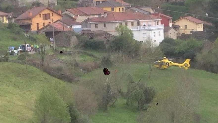 La evacuación en helicóptero del herido desde el lugar del siniestro.