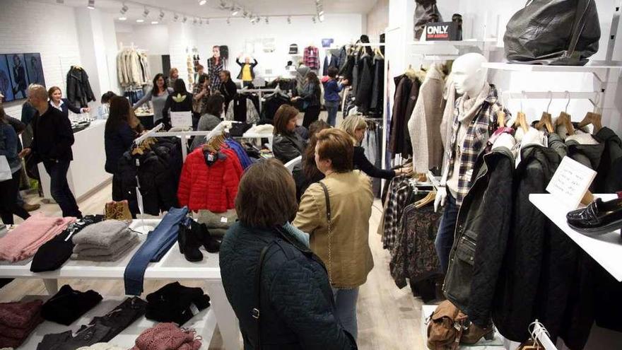 Clientes en la inauguración de una tienda de ropa en la calle Principal de Lalín. // Bernabé/Luismy