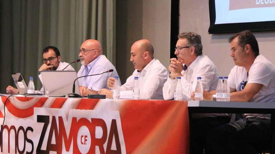 La junta directiva en la asamblea general ordinaria celebrada ayer en el Colegio Universitario.