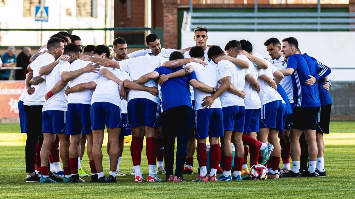 El equipo se conjura durante uno de los entrenamientos del CD Teruel.