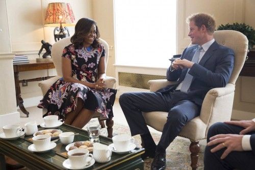 El primer ministro británico, David Cameron, y su esposa Samantha han recibido a Michelle Obama en su residencia oficial