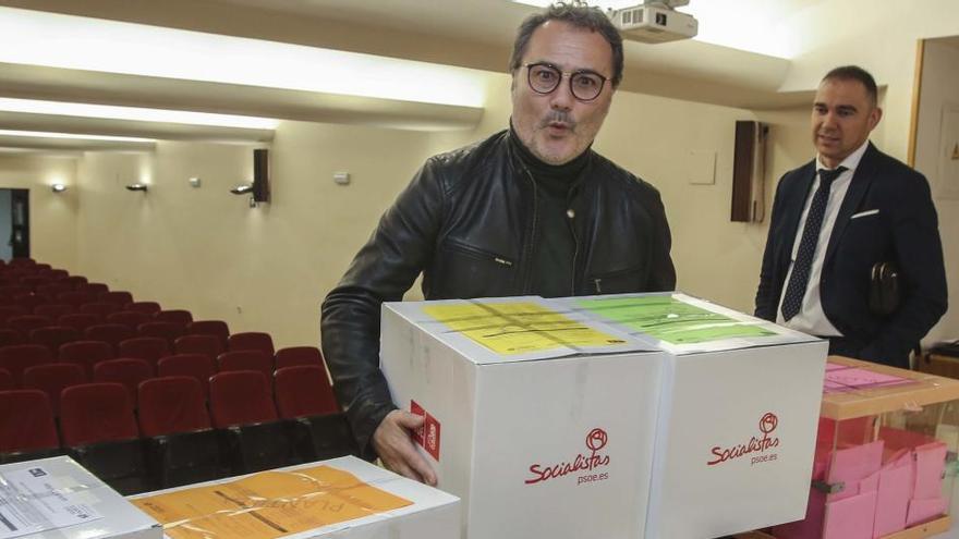 El alcaldable socialista en Alicante, Francesc Sanguino, bromea con las urnas, ayer en la sede de UGT durante la votación