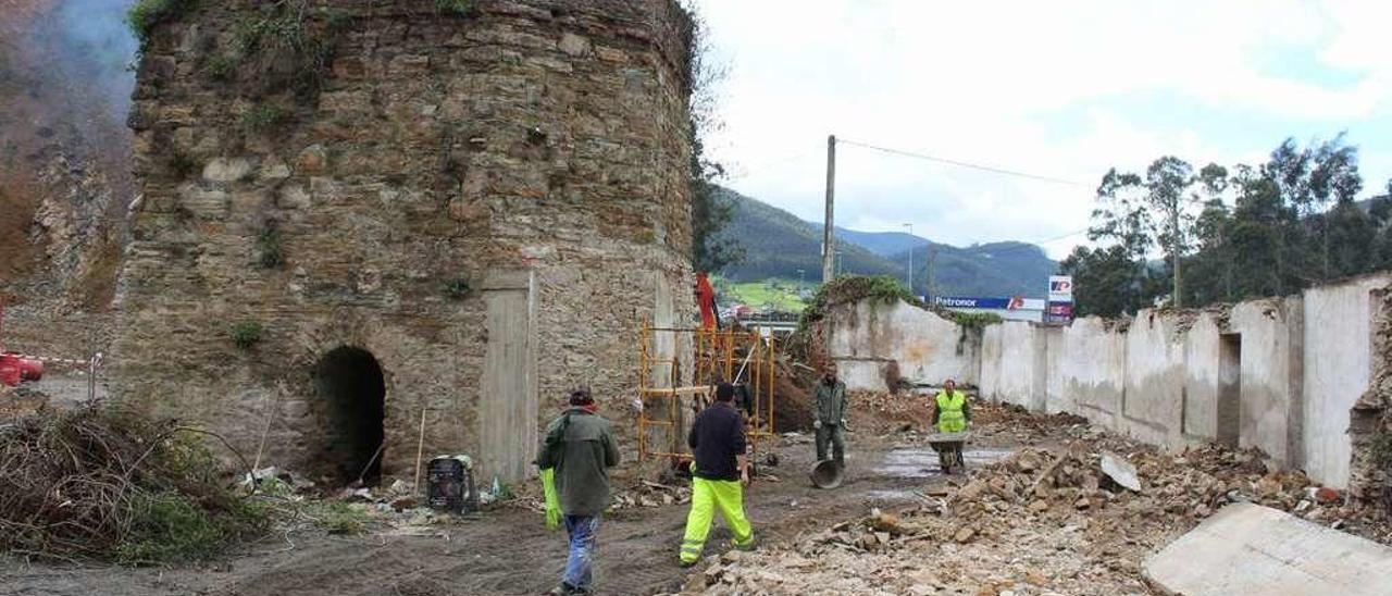 Trabajadores, ayer, en la obra de acondicionamiento del calero y su entorno.