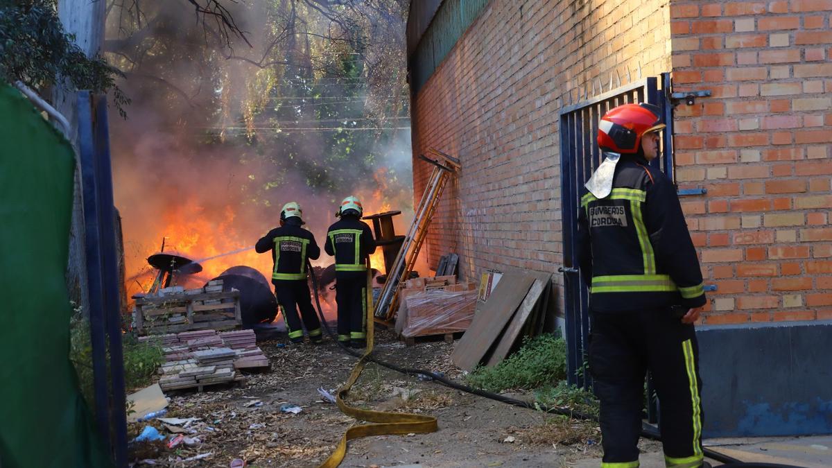 Los bomberos de Córdoba intentan sofocar un incendio en una nave de Chinales.