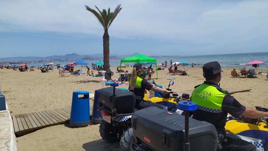 La Policía Local adelanta a este fin de semana el dispositivo de playas en Alicante ante el aumento de bañistas