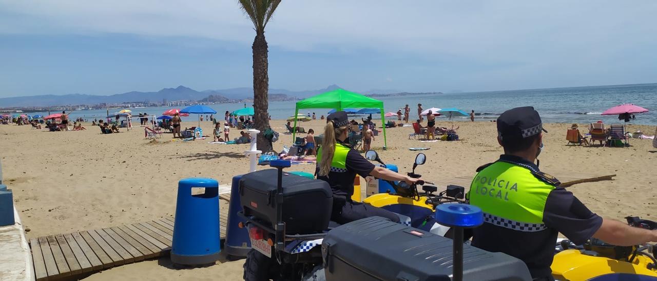 Quads de la Policía Local en la playa de San Juan en Alicante