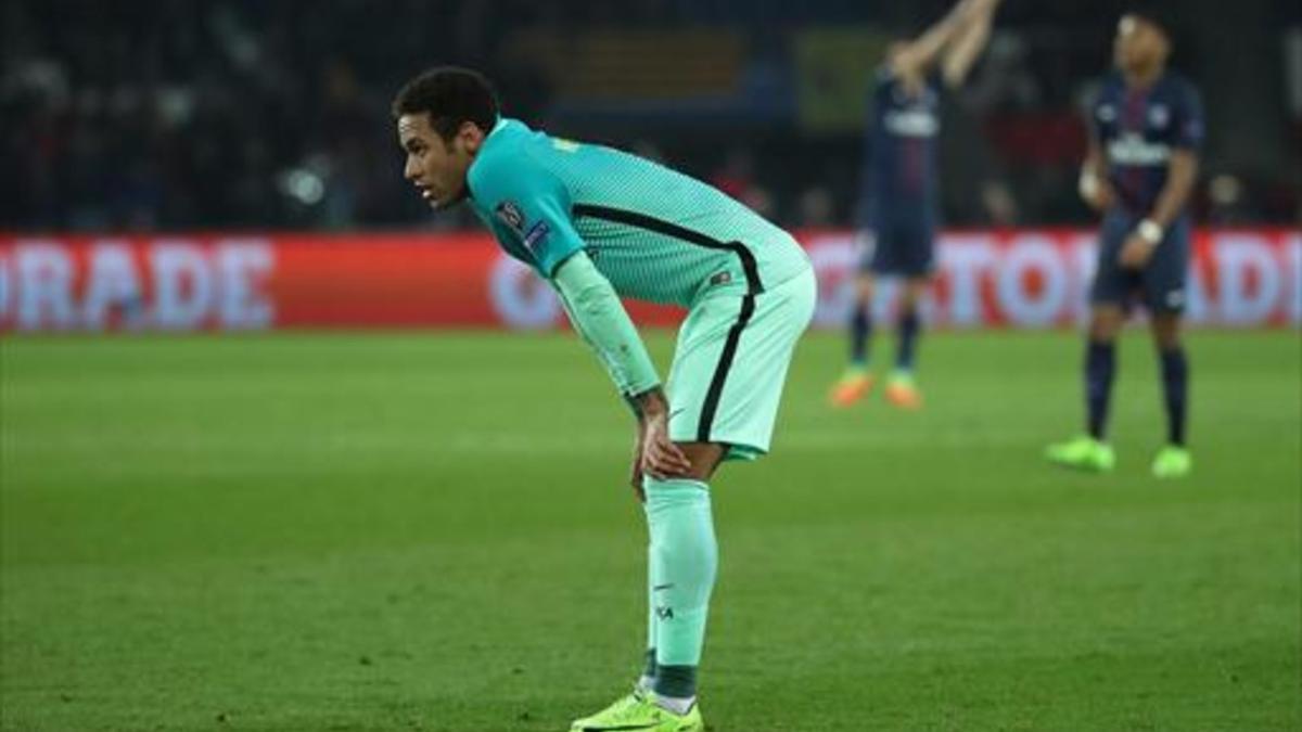 Neymar, abatido, tras la debacle de París.