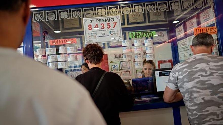 Imagen de archivo de gente comprando Lotería en la Gasolinera de Granadilla.