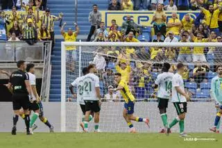 La sangre del héroe Mika y el bisturí de Fuster elevan a la UD Las Palmas