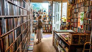 Una mujer ojea las estanterías de una librería