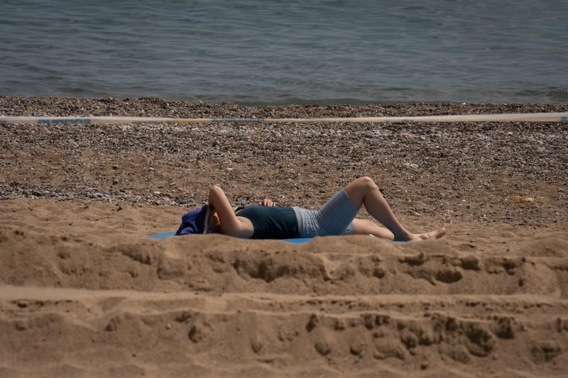 Una mujer toma el sol en la playa de la Barceloneta, a 25 de abril de 2023, en Barcelona, Catalunya (España). La Agencia Estatal de Meteorología (Aemet) prevé que España viva esta semana una ola de calor que alcanzará máximas de 40ºC en el sur de la Península, mientras que todo el territorio sufre una prolongada sequía. Se prevé que las temperaturas superen los 30ºC hoy y mañana, 26 de abril, en gran parte del sur del país las máximas lleguen a los 35ºC en Andalucía, así como en las regiones de Valencia y Murcia, en el litoral mediterráneo. 25 ABRIL 2023;OLA DE CALOR;CALOR;PLAYA;TEMPERATURAS ALTAS; David Zorrakino / Europa Press 25/04/2023