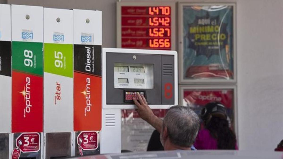 Un hombre en una gasolinera de Barcelona.