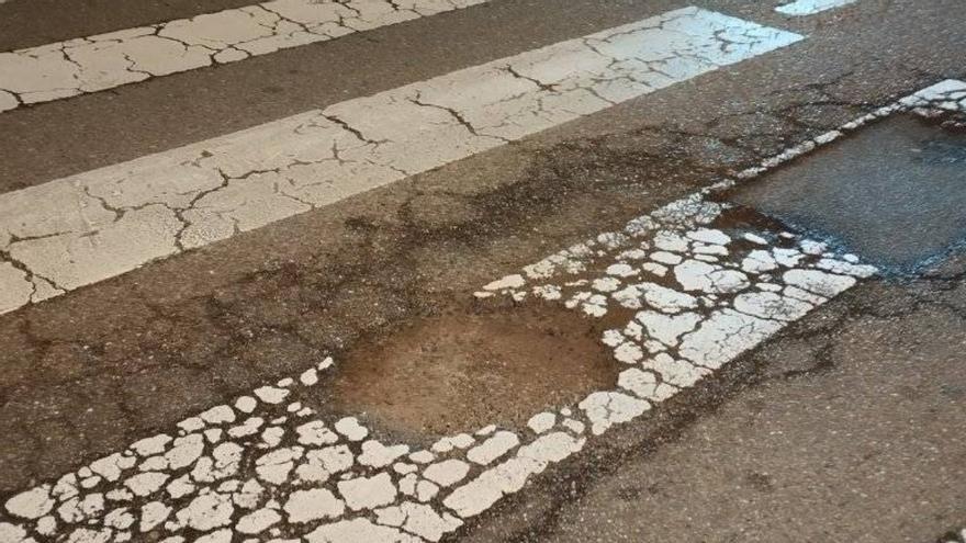 Quejas entre los ciudadanos por el mal estado de un paso de cebra en Zamora capital